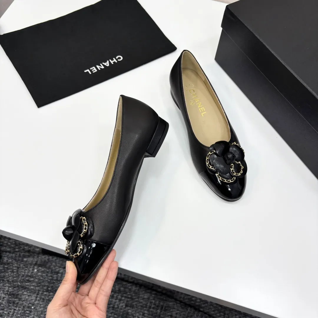 👟👟Ex-factory price 580👟👟 CHANEL｜Chanel Chanel 25C early spring new product Camellia series flat shoes This season’s Camellia series is really beautiful😍 Grandma Xiang’s family has always been elegant and ladylike, full of high-end sense! It’s very nice on the feet~ Whether worn barefoot or paired with skirts or trousers, it’s very versatile! Incomparably beautiful! Extraordinarily fairy 🧚 Overwhelmingly girly‼ ️ The upper is made of imported lambskin, the lining is made of mixed sheepskin, and the Italian A-grade leather outsole Size: 35-39 (40/41 customized)